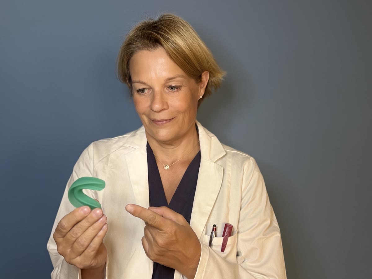 Priv.-Doz. Dr. Dr. Astrid Kruse Gujer (UZH) zeigt einen Balancer