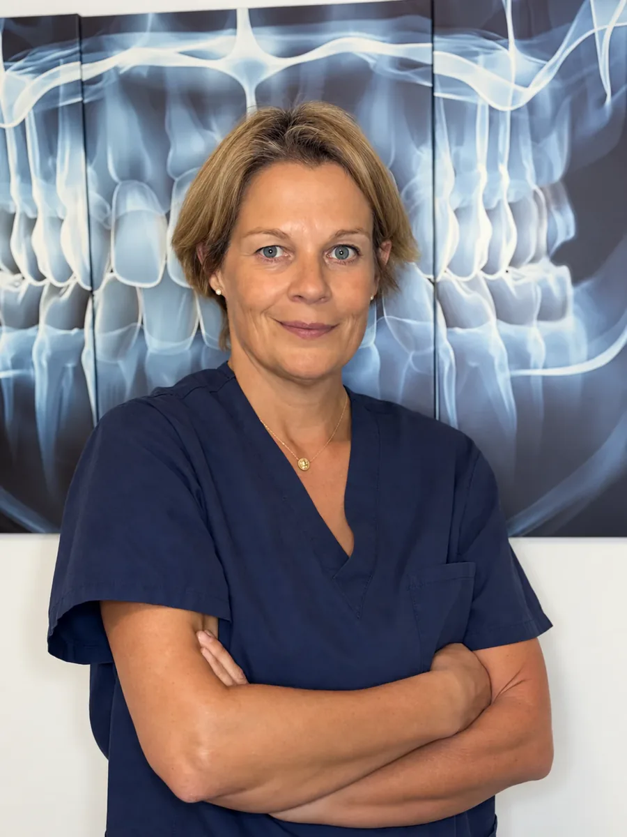 Priv.-Doz. (Uni Zürich) Dr. Dr. Astrid Kruse Gujer in ihrer Praxis
