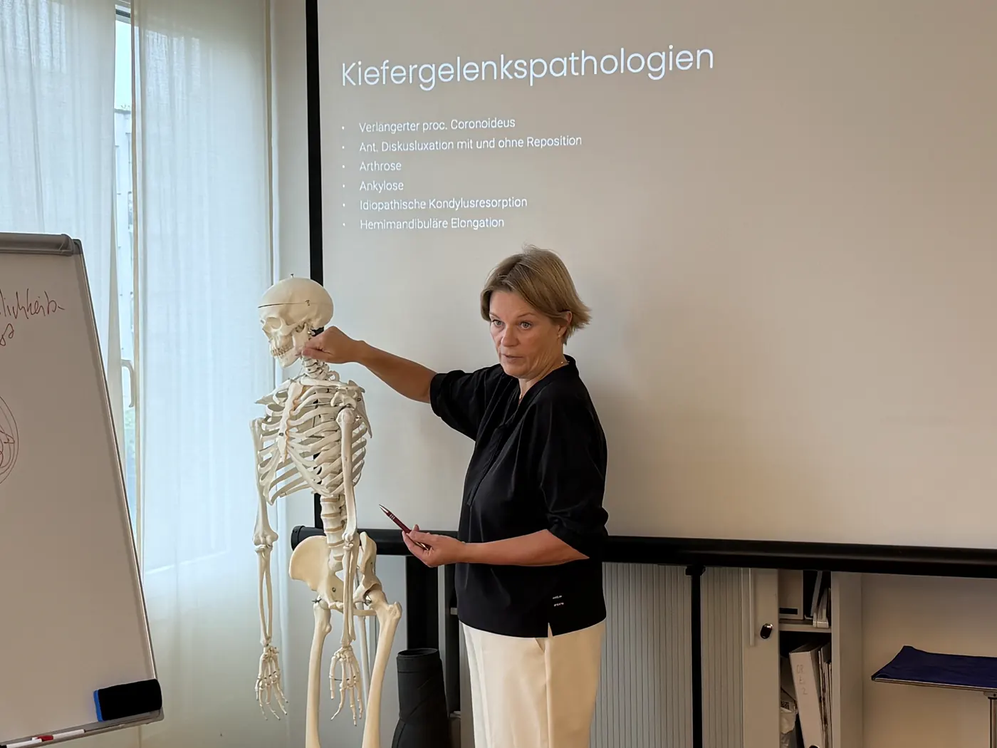 Astrid Kruse Gujer am Praxistag: Kiefergelenkspathologien, erklärt am Skelett